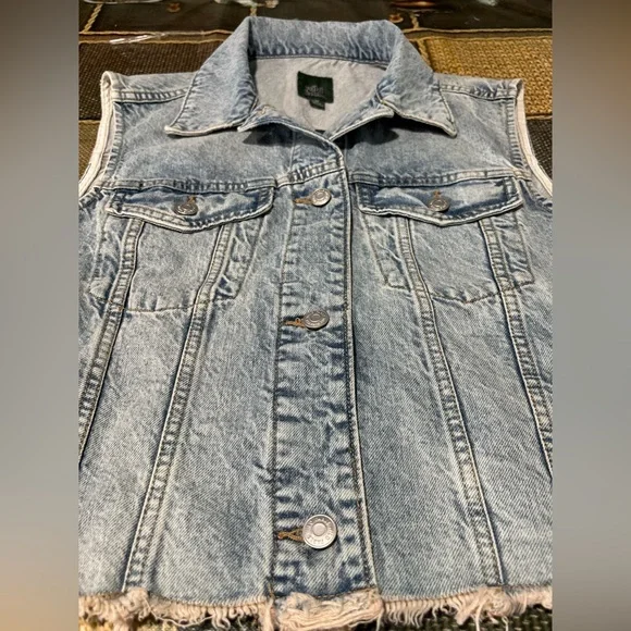 ๐Beautiful ๐ Light Blue Denim Vest NWT ๐ - Picture 5 of 7